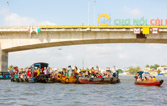 "Hoa hậu Liên lục địa 2022" Bảo Ngọc diễu hành bằng ghe về quê ảnh 7