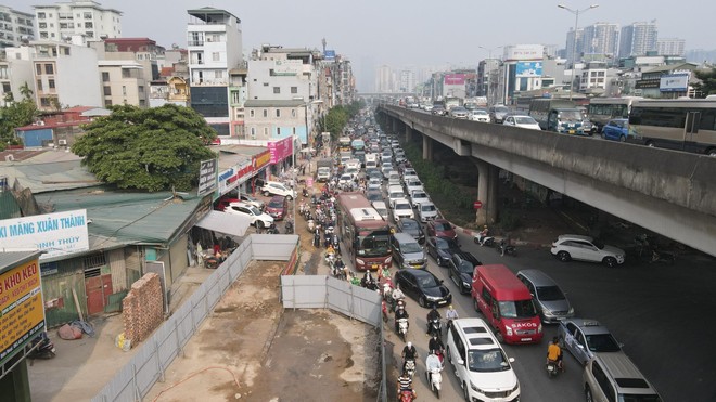 Xén dải phân cách đường Nguyễn Xiển, cấm xe khách lưu thông giờ cao điểm để giảm ùn tắc ảnh 1