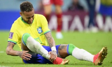 Neymar bật khóc đau đớn trong chiến thắng của Brazil