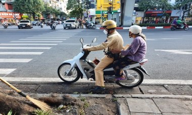 Hình ảnh đẹp người cảnh sát giao thông, đưa bà cụ đi lạc về với gia đình