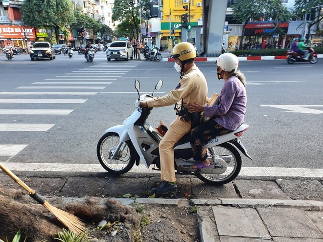 Hình ảnh đẹp người cảnh sát giao thông, đưa bà cụ đi lạc về với gia đình ảnh 1