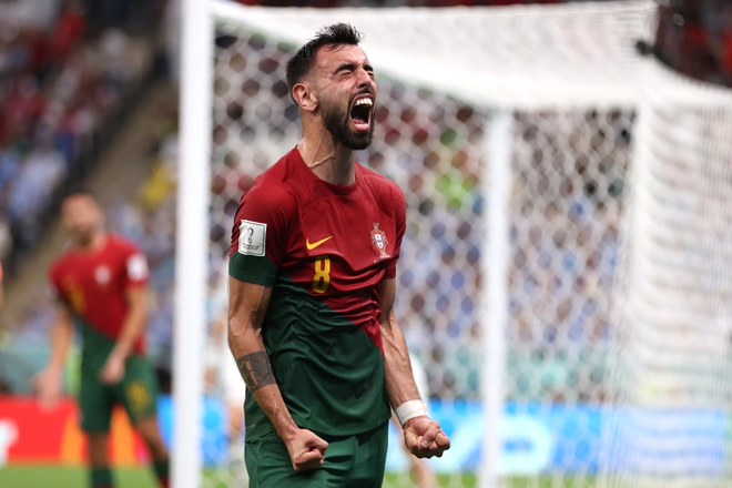 Bruno Fernandes được chấm điểm lấn át Ronaldo ảnh 2