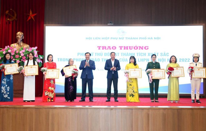 Bí thư Thành ủy Đinh Tiến Dũng đối thoại với đại biểu phụ nữ, giải đáp nhiều vấn đề "nóng" ảnh 4