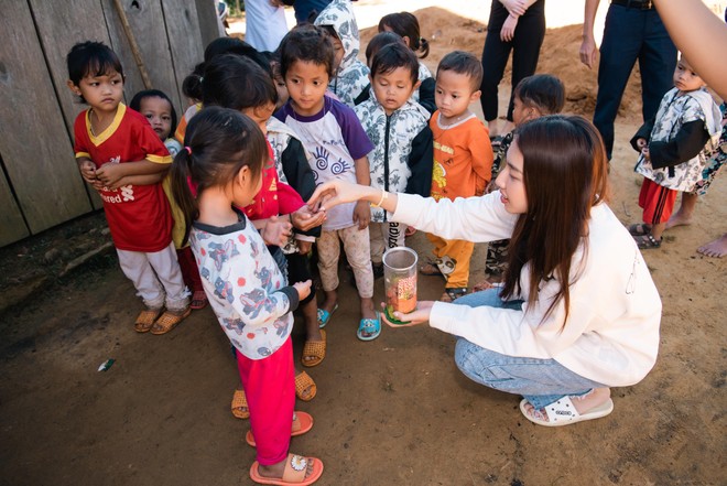 Hết nhiệm kỳ Hoa hậu, Thùy Tiên đến nơi “không có điện, không có sóng” để làm từ thiện ảnh 2