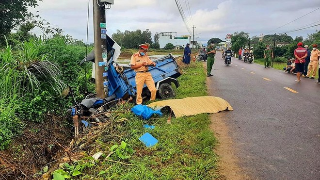 [Tin nhanh tối 3-12-2022] Xe lôi tông trụ điện, một phụ nữ tử vong ảnh 1