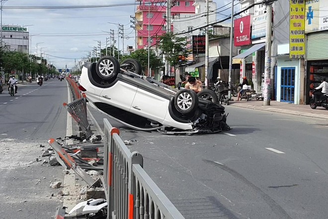 [Tin nhanh sáng 5-12-2022] Tông dải phân cách, ô tô lật ngửa trên đường ảnh 1