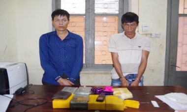 Hai anh em vận chuyển 12 bánh heroin và 6.000 viên ma túy tổng hợp