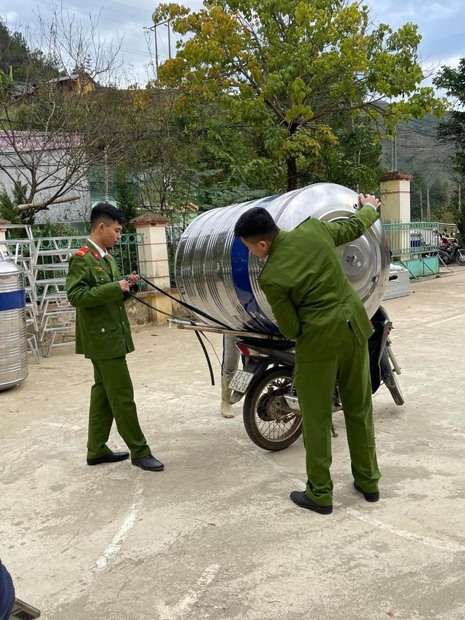 Công an quận Hà Đông “Mang nước sạch về với bản làng” ảnh 2