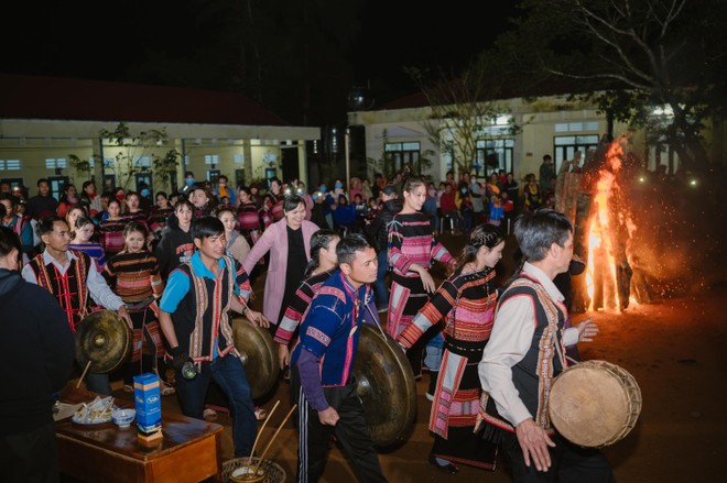 Hoa hậu Thiên Ân mặc trang phục đồng bào Bana, múa cồng chiêng ảnh 16