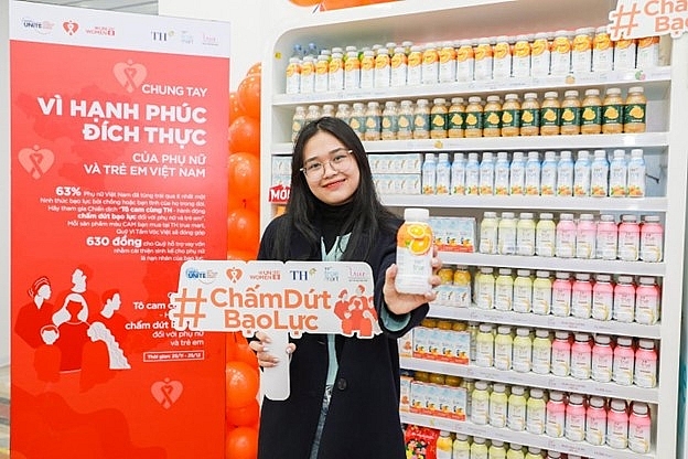 Khách hàng trẻ hào hứng check-in với góc cam tại TH true mart, chung tay lan tỏa thông điệp chấm dứt bạo lực