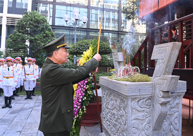 Đoàn đại biểu Bộ Công an dâng hương tưởng niệm Chủ tịch Hồ Chí Minh ảnh 1