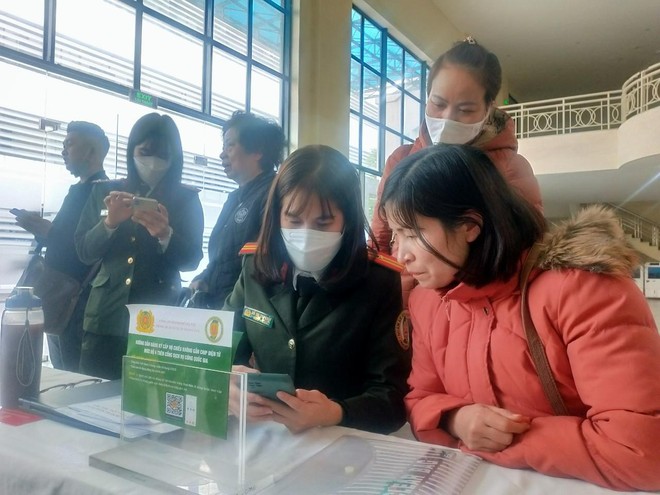 'Đi từng ngõ, gõ từng nhà' tuyên truyền người dân cài đặt, sử dụng VNeID ảnh 4