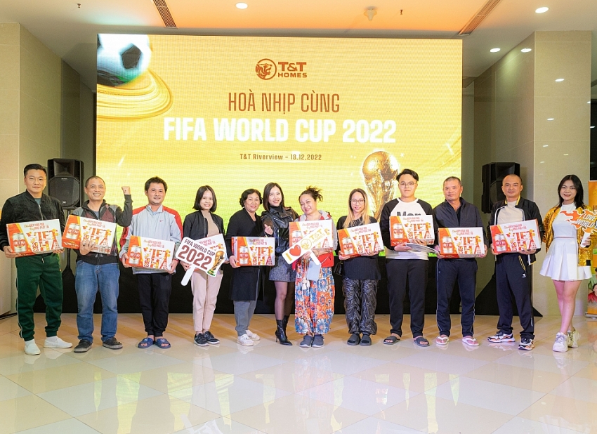 Cư dân may mắn nhận giải thưởng trong chương trình “T&T Homes hòa nhịp cùng FIFA World Cup 2022”. Ảnh: T&T Homes