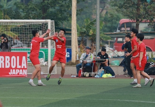 Nhiều đội vào vòng 1/8 sau 'cơn mưa bàn thắng' trên sân Hoàng Mai ảnh 2