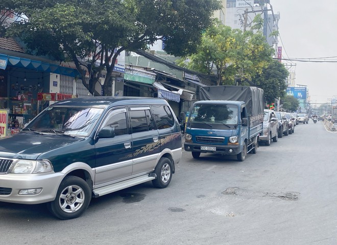 Phương tiện xếp hàng dài chờ "khám xe", đăng kiểm được yêu cầu làm thêm ngày nghỉ ảnh 1