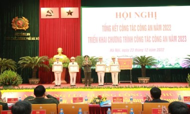 Khen thưởng các tập thể, cá nhân lập thành tích xuất sắc của Công an Hà Nội