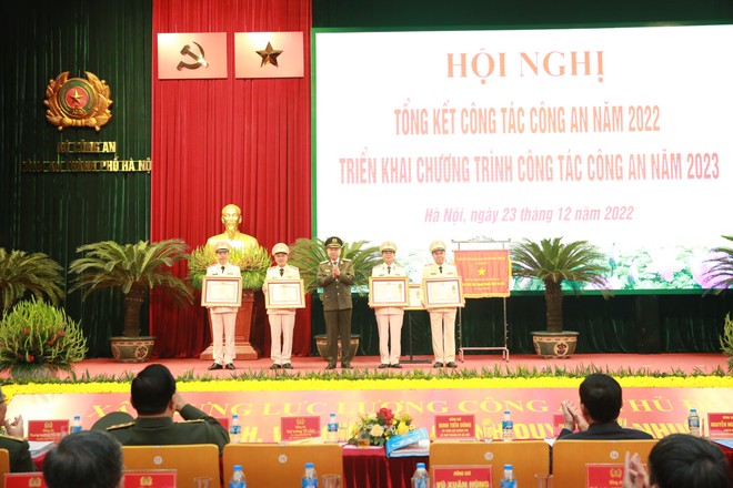 Khen thưởng các tập thể, cá nhân lập thành tích xuất sắc của Công an Hà Nội ảnh 1