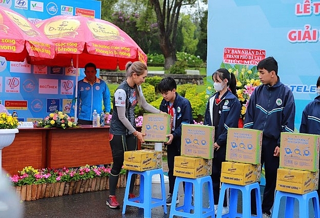 Đại diện Tân Hiệp Phát gửi trao các phần quà cho trẻ em có hoàn cảnh khó khăn tại các điểm đến