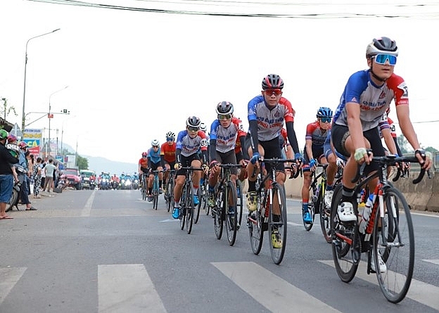 Các tay đua luôn trì tốc độ và sức bền trên chặng đua dài 175km