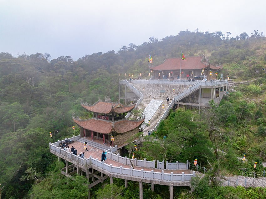 Du khách có thể dễ dàng di chuyển lên Chùa Thượng bằng đường cáp treo. Chùa Thượng được coi là điểm đến cuối cùng của núi Yên Tử. Đây là nơi thiền lý tưởng nhất của các phật tử. (Ảnh chụp tại Lễ khai hội Xuân Tây Yên Tử 2023)