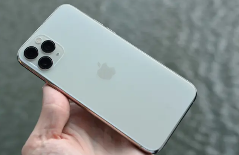 Điện thoại iPhone 11 Pro có kích thước nhỏ gọn, dễ cầm nắm