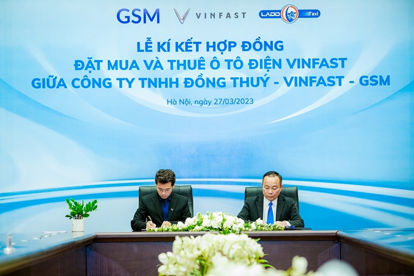 Ông Nguyễn Văn Thanh - Tổng giám đốc Công ty GSM kiêm Phó Tổng giám đốc VinFast Việt Nam và ông Nguyễn Ngọc Đồng - Tổng giám đốc Công ty TNHH Đồng Thuý ký kết hợp đồng mua và thuê xe ô tô điện VinFast