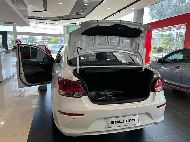 Phần sau xe Kia Soluto 