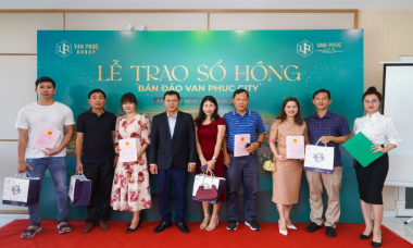 Van Phuc Group trao sổ hồng cho cư dân bán đảo Van Phuc City