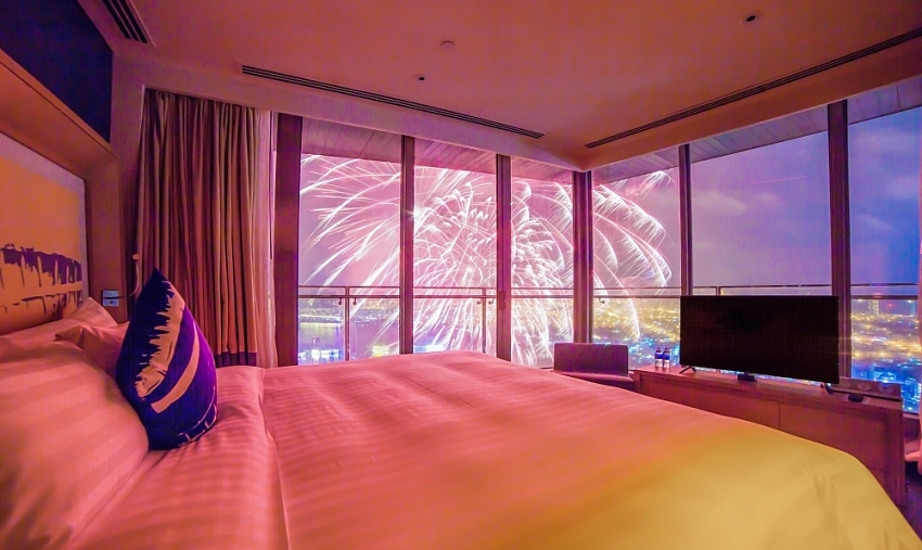 Nhiều du khách lựa chọn ngắm pháo hoa từ các phòng nghỉ của Novotel Danang Premier Han River