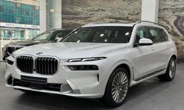 SUV hạng sang BMW X7 sale "sập sàn" tới 1 tỷ đồng