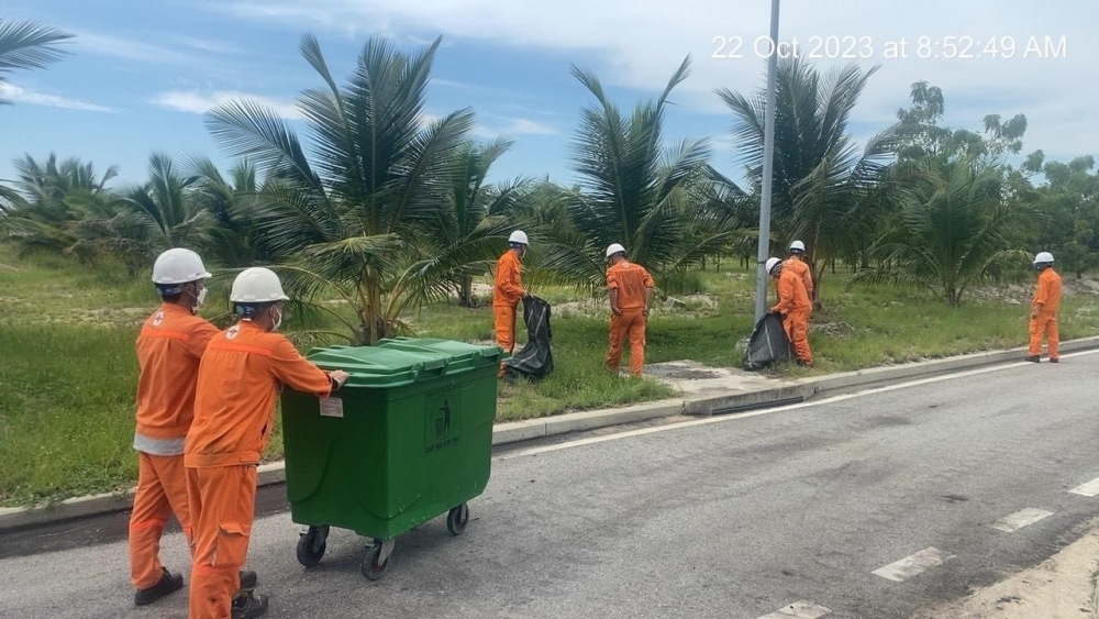 Ra quân tổng vệ sinh môi trường hưởng ứng ngày du lịch Bình Thuận