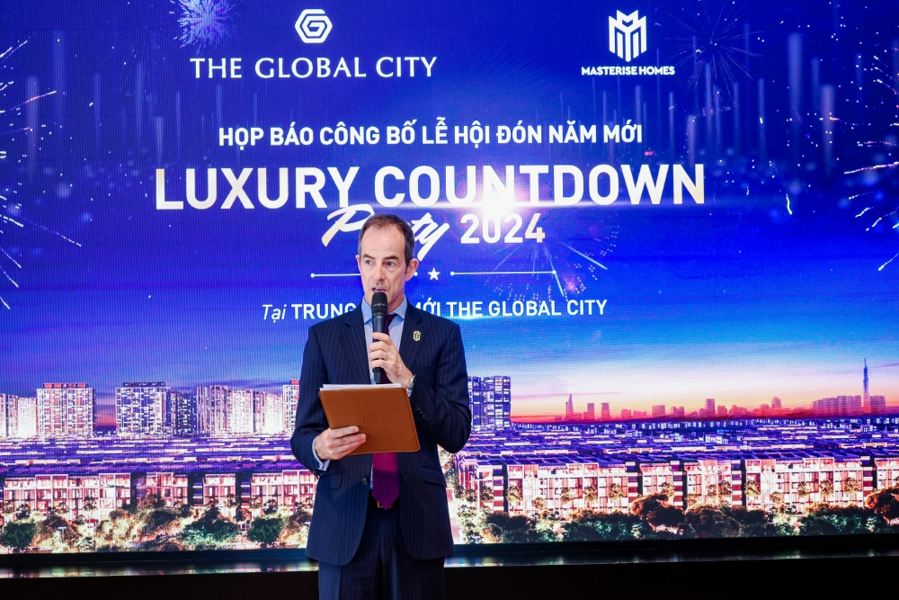 Ông Julian Wyatt, CEO Masterise Property Management phát biểu tại họp báo công bố Luxury Countdown Party 2024. 