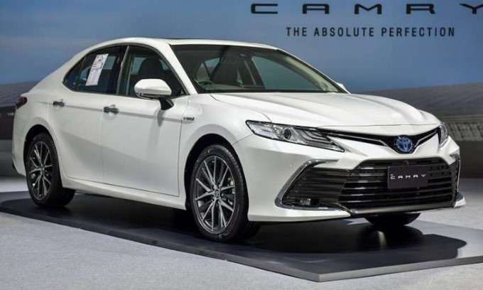 Giá niêm yết và lăn bánh xe Toyota Camry tháng 2/2024: Xe sang, giá mềm