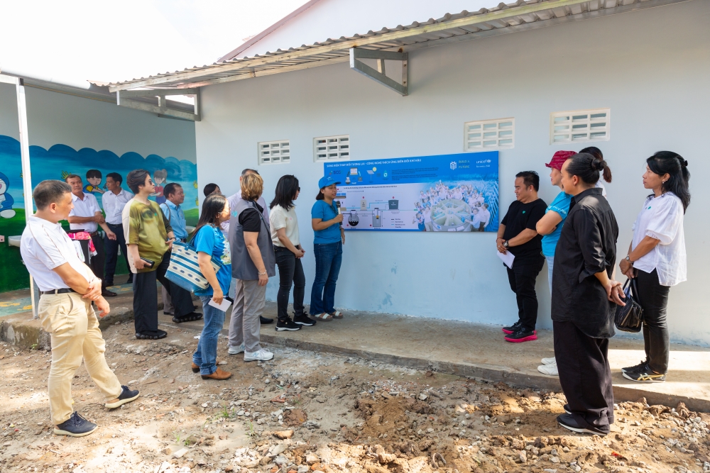 Đại diện Masterise Group và UNICEF trong buổi bàn giao nhà vệ sinh không phát thải tại trường Tiểu học Long Phú C. Ảnh: UNICEF Việt Nam