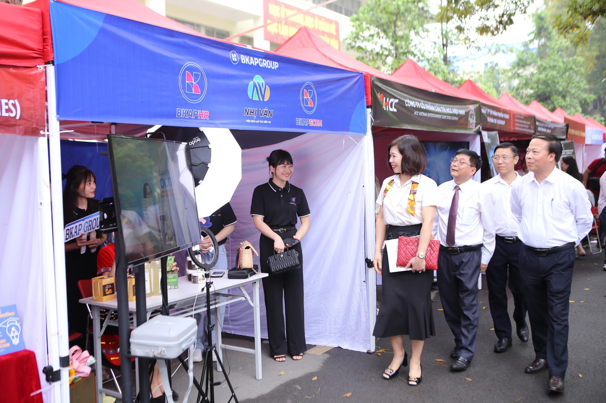 tung-bung-ngay-hoi-tu-van-tuyen-sinh-huong-nghiep-ajc-open-day-2024-03-1712487661.jpg