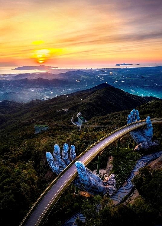 Cầu Vàng – cây cầu nổi tiếng chưa bao giờ hết hot tại Sun World Ba Na Hills