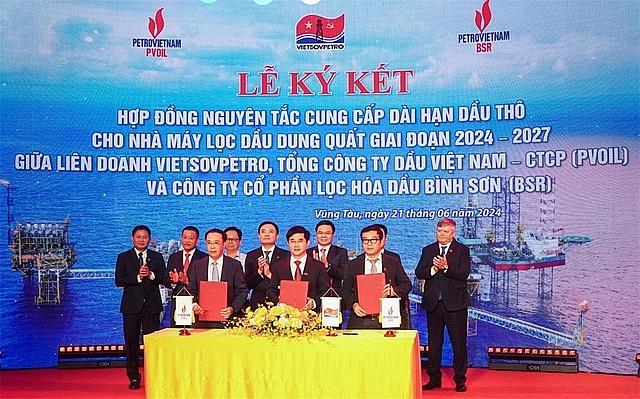 Liên doanh Việt - Nga (Vietsovpetro), Tổng Công ty Dầu Việt Nam (PVOIL) và Công ty cổ phần Lọc hóa dầu Bình Sơn (BSR) đã tổ chức Lễ ký kết Hợp đồng Nguyên tắc cung cấp dài hạn dầu thô Bạch Hổ cho NMLD Dung Quất giai đoạn 2024 - 2027.