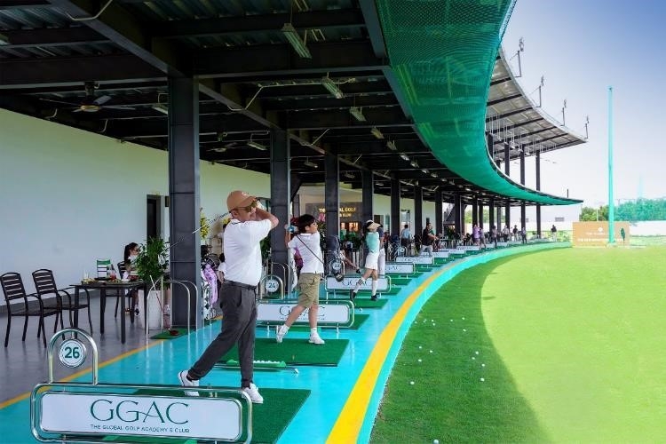 Thỏa đam mê cùng những cú swing tại The Global Golf Academy & Club. Đây không chỉ là nơi giải trí cho các bậc phụ huynh, mà còn là nơi huấn luyện, ươm mầm cho các tài năng trẻ đam mê bộ môn golf với đội ngũ huấn luyện viên sở hữu chứng chỉ quốc tế.