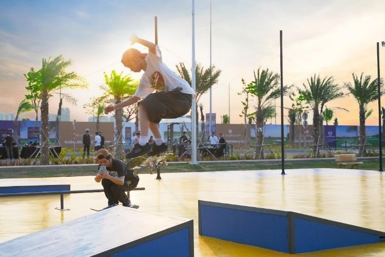 Thách thức bản thân cùng những ramp dốc tại sân skateboard, khu trải nghiệm Global Fountain.