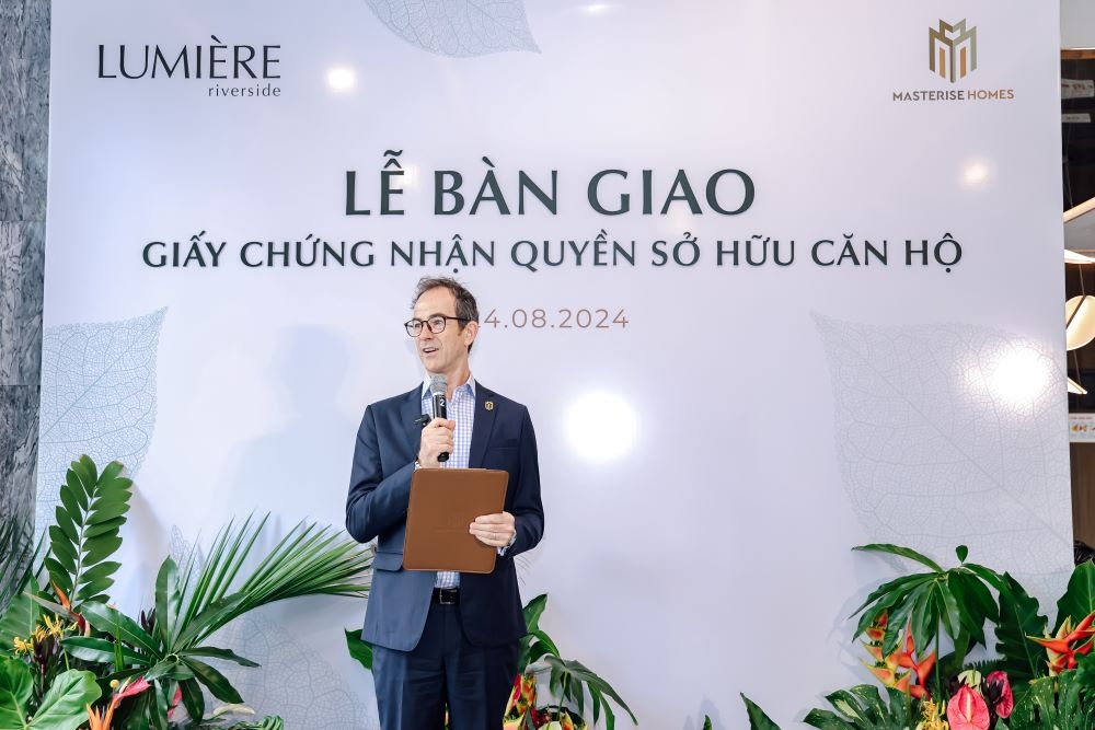 Ông Julian Wyatt, CEO Công ty Masterise Property Management chia sẻ tại buổi lễ