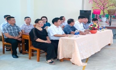 Hàng trăm xe đạp khuyến học đến học sinh nghèo huyện miền núi Nghệ An