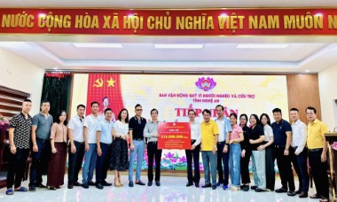 Hội Doanh nhân trẻ tỉnh Nghệ An trao quà hỗ trợ đồng bào bị ảnh hưởng thiên tai